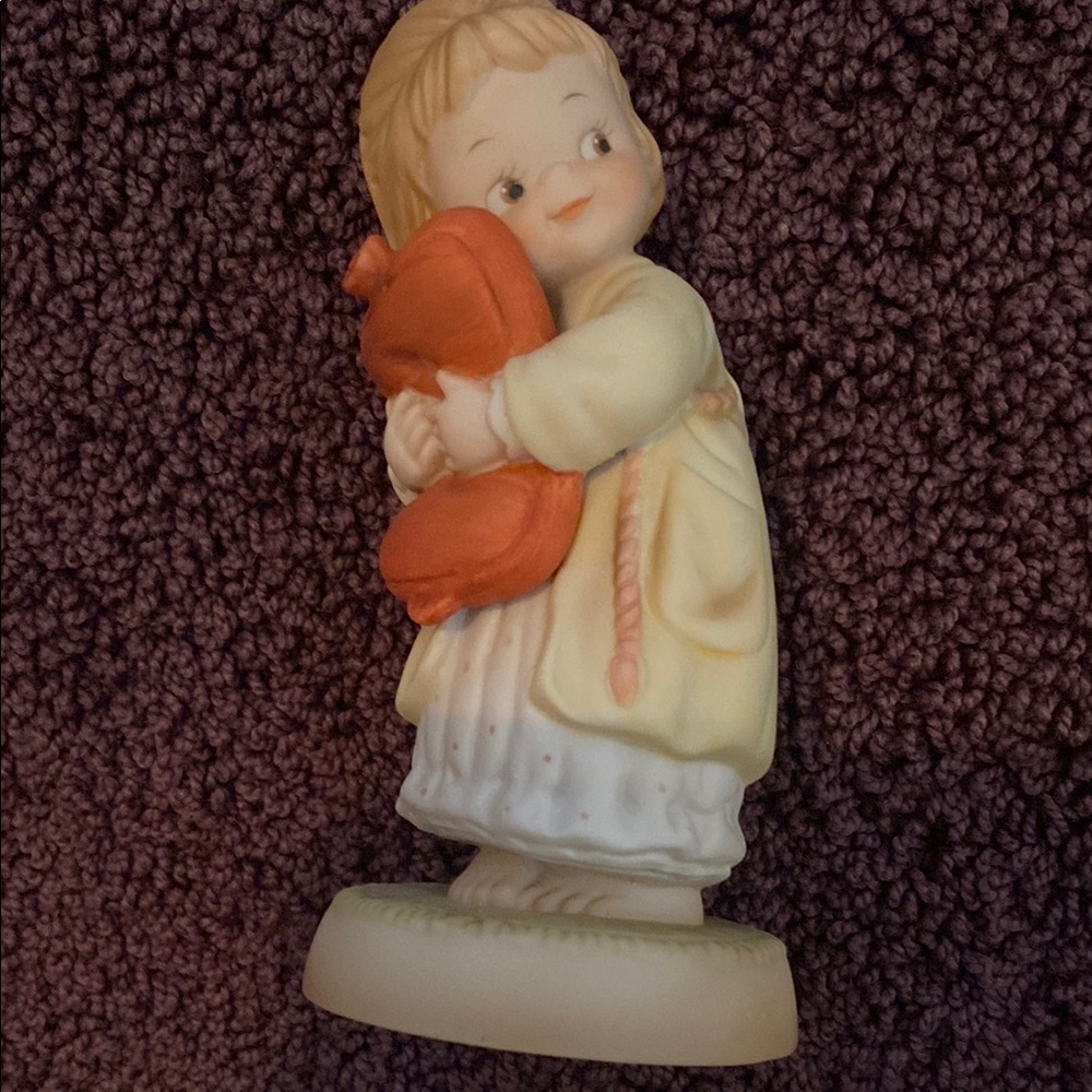 We all loves a cuddle Memories of Yesterday membership figurine